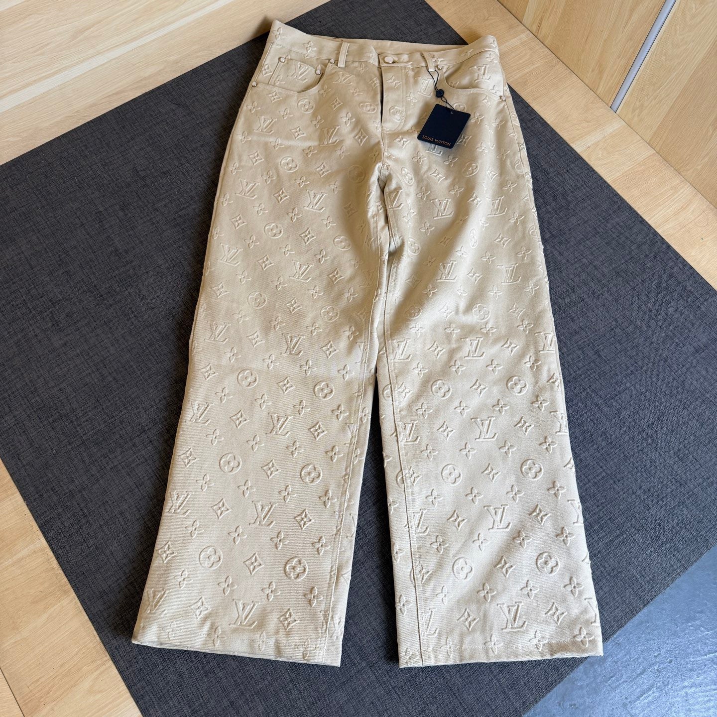 Lois Vitn's new old-fashioned full-width embossed jeans