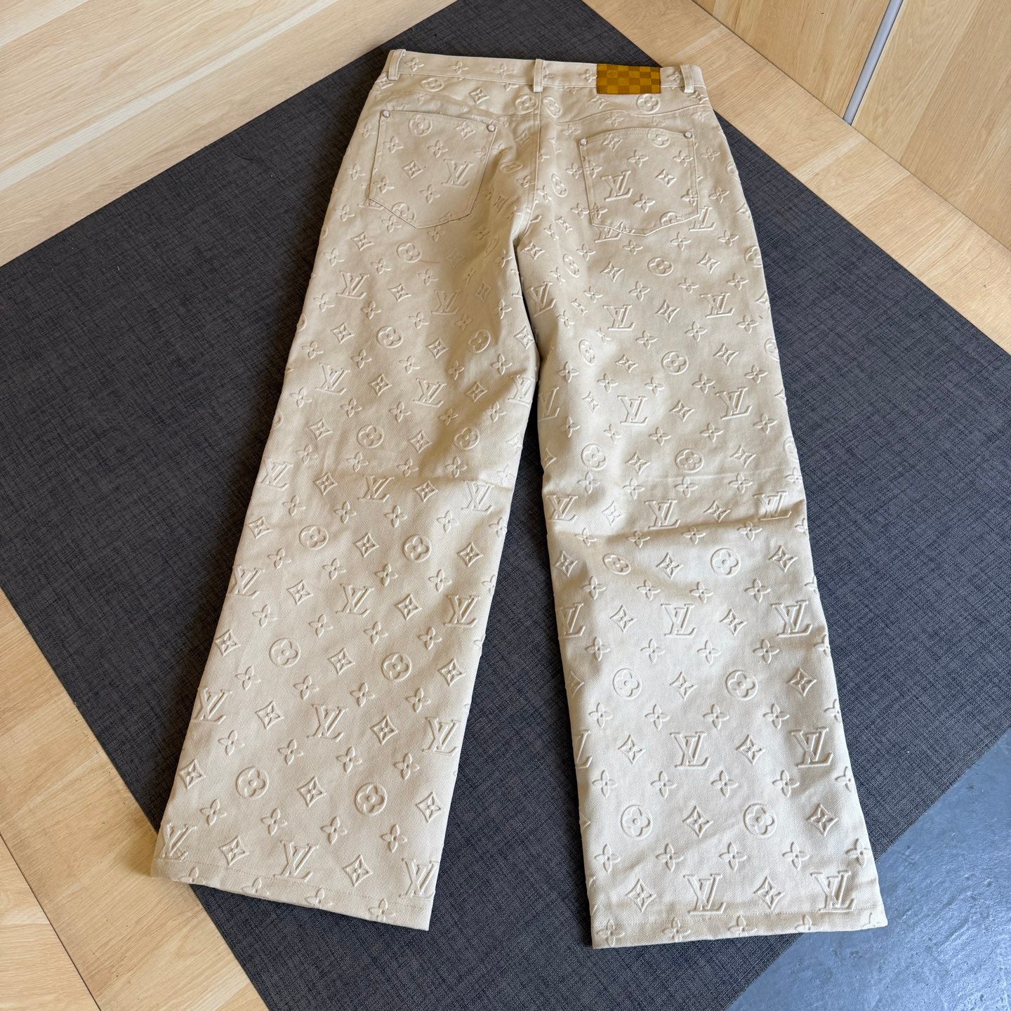 Lois Vitn's new old-fashioned full-width embossed jeans